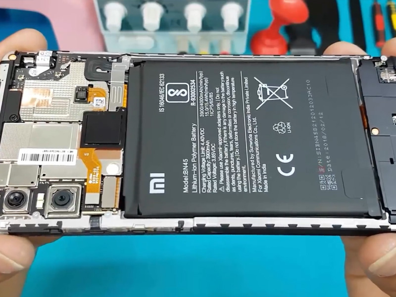 Make sure the device is off when changing the battery on Xiaomi
